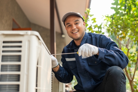 Air conditioner cleaning technician